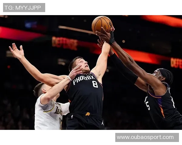 阿伦上半场表现抢眼独得双位数得分助力全队奋战篮下