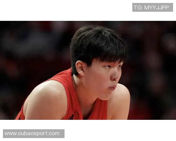 杨瀚森拼抢地板球被亚当斯压住展现强硬风格值得称赞